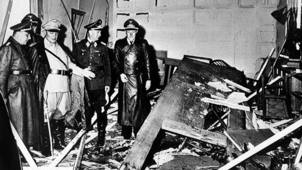 Reichsmarschall Hermann Göring (helle Uniform) und der Chef der 'Kanzlei des Führers', Martin Bormann (l.), begutachten die Zerstörung 