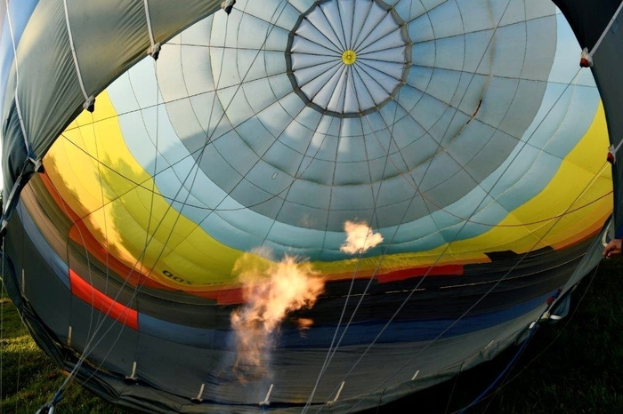 Begeistert haben die Besucher das beliebte Ballonglühen in den Abendstunden im Ballonzentrum aufgenommen