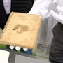 Das „Virger Rosenkranzspiel“ in der originalen Spielhandschrift. Gehalten von einem Menschen mit Handschuhen