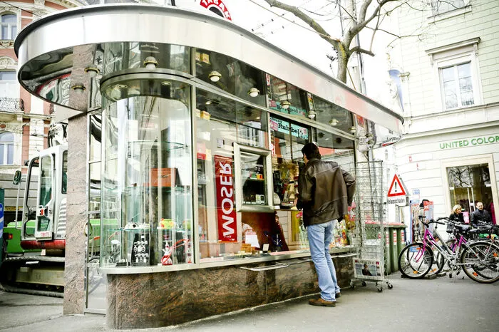 Der Kiosk am Eisernen Tor (und jener am Joanneumring) genießen ebenfalls den Schutz der Denkmalschützer. Diese Glas-Chrom-Nickel-Konstruktion wurde 1928 errichtet.