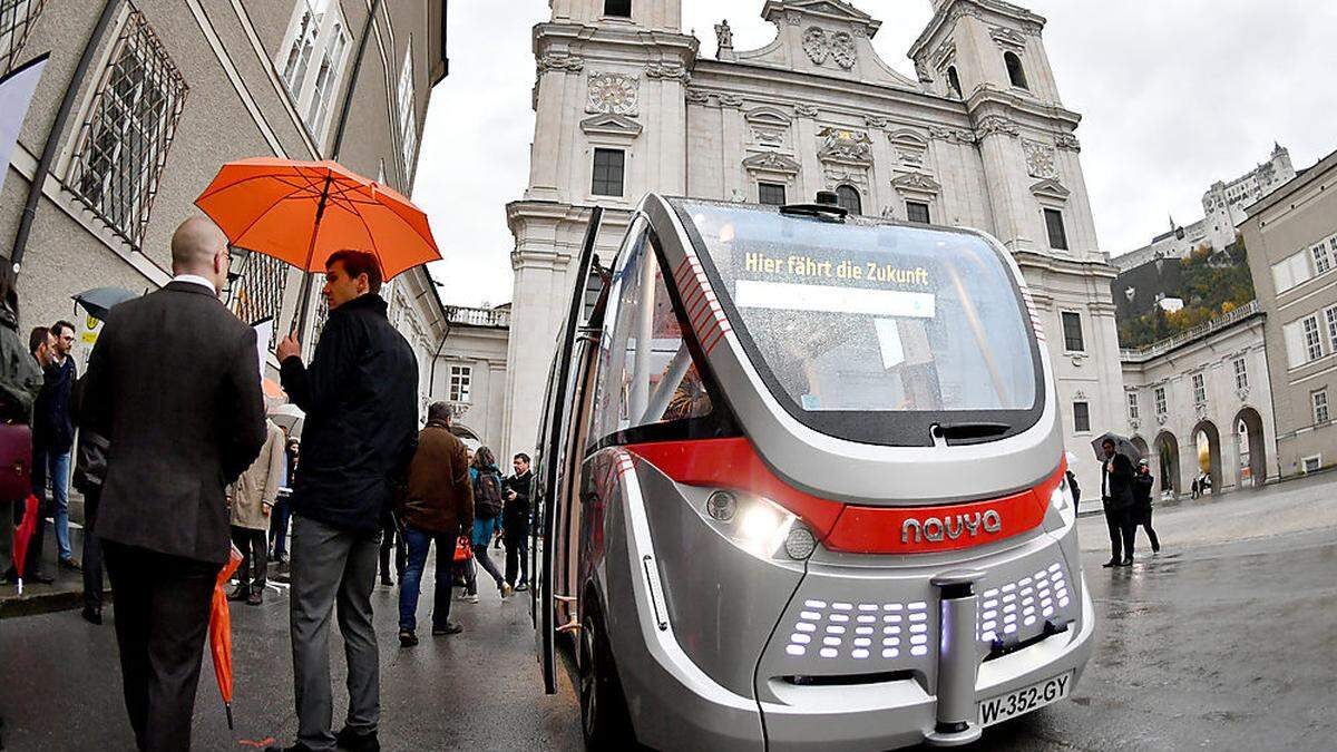 Vor dem Salzburger Dom, wo im Sommer „Jedermann“ spielt, suchte sich diese Woche ein autonomer Bus selbst den Weg