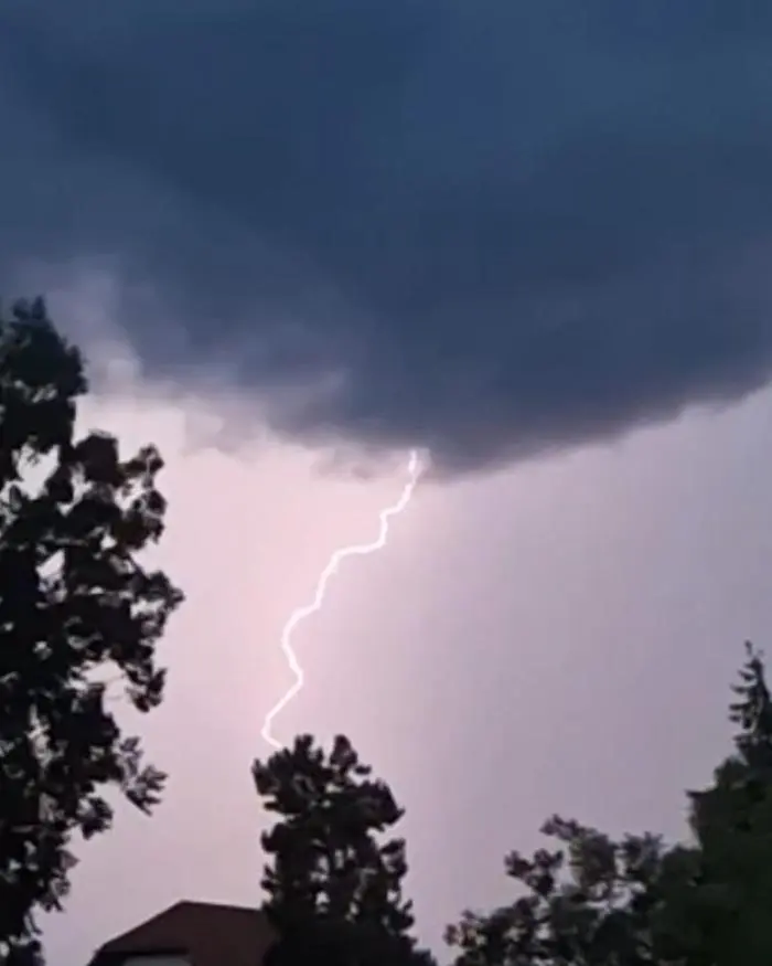 Unzählige Blitze am Nachthimmel 