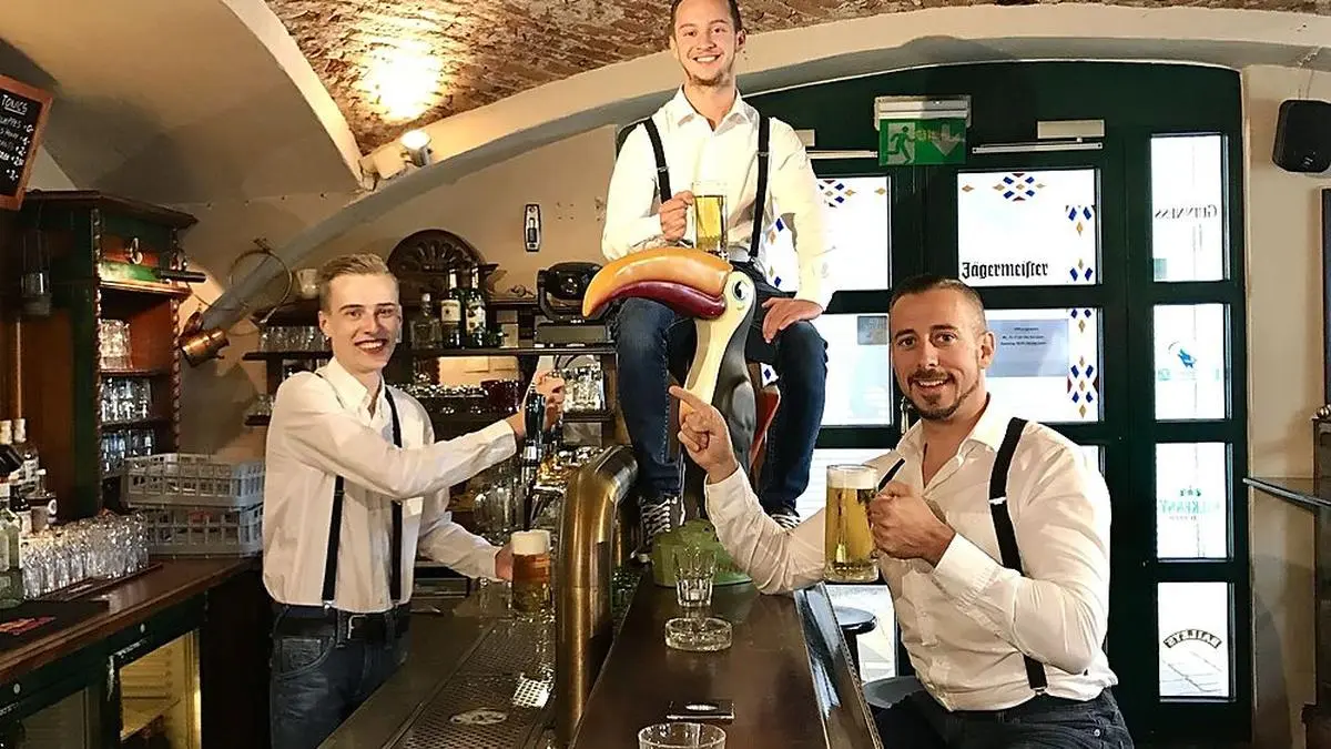 Markus Kowatsch (rechts) übergibt das O´Briens Irish Pub an Patrick Stermole (links). Phil Steiner führt das Pub im September interimistisch