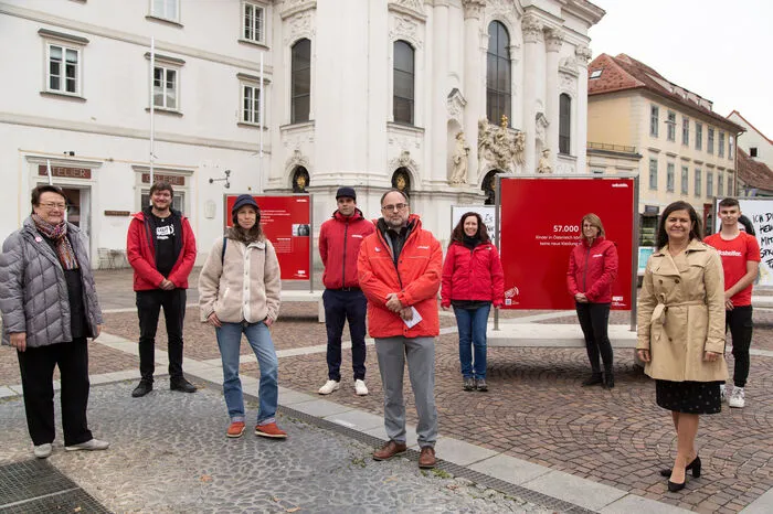 Die Eröffnung der Ausstellung am Montag u. a. mit Barbara Gross, Präsidentin der Volkshilfe Steiermark und Soziallandesrätin Doris Kampus (SPÖ)