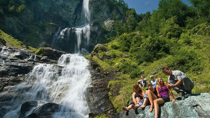 Die Nationalparkregion Hohe Tauern setzt verstärkt auf die Vermarktung des Themas Wasser: vom Gletscher-Eis übers Ski- gebiet, Wasserfälle, verträumte Bergseen bis hin zu sportlichen Flüssen