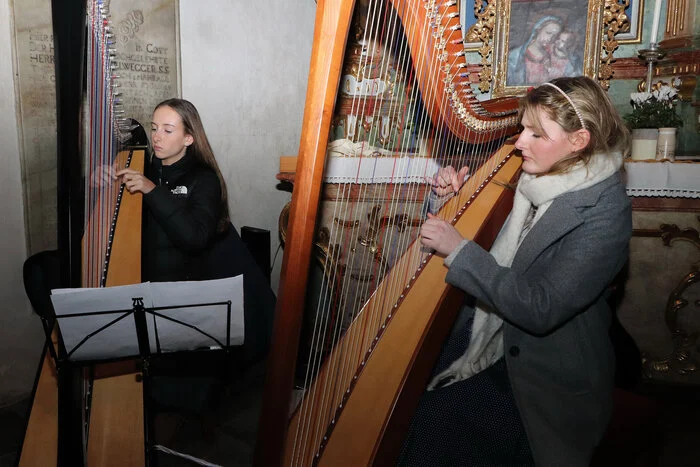 Das Harfenduo Lara & Marie unter Leitung von Eveline Schuler.