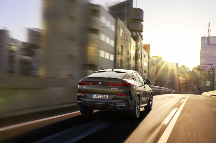 Was macht man mit der riesigen Fläche? Im Fall des SUV-Coupé: beleuchten. Das Licht wird durch das Öffnen oder Schließen des Fahrzeugs aktiviert und steht auch während der Fahrt zur Verfügung. Polarisieren ist also auch bei der dritten Generation serienmäßig.