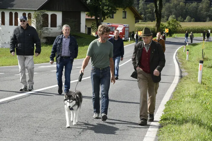 Eine knappe Stunde Auszeit vom Verkehrsstrom der Drautalbundesstraße, heute für Fußgänger, die einen raschen, sicheren Ausbau der B 100 fordern.