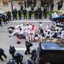 Die Polzei setzte in München auch Schlagstöcke und Pfefferspray gegen die Demonstranten ein