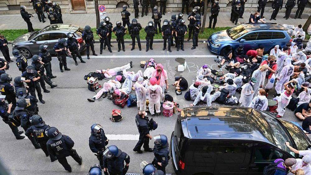 Die Polzei setzte in München auch Schlagstöcke und Pfefferspray gegen die Demonstranten ein