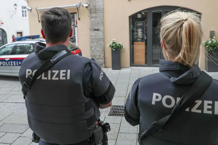 Auch vor dem Juweliergeschäft der Familie in Salzburg sammelten sich Polizisten.