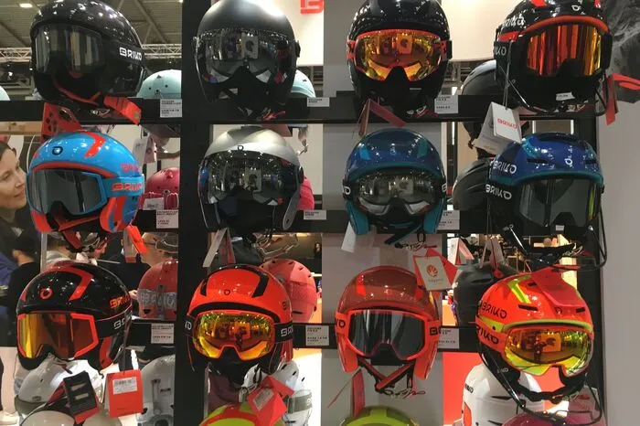 Neben konventionellen "Zweiteilern" haben alle Anbieter mittlerweile Helme im Sortiment, die dank herunterklappbarer Visiere zu einer Einheit verschmelzen.