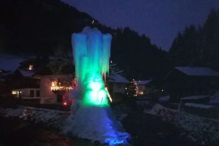 ...wirken die Skulpturen besonders gut.