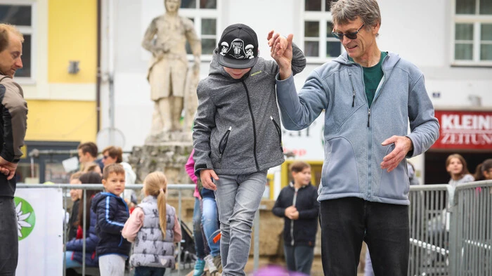 Bereits zum vierten Mal fand Freitag am Hauptplatz von Leoben der „Tag des Sports“ statt. Kinder und Jugendliche konnten dabei, unterstützt von Vereinen und Sportlern, Sportarten kennenlernen. aber auch wirklich Lust auf sportliche Betätigungen zu jeder Jahreszeit bekommen
