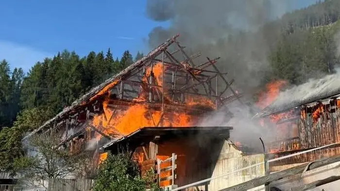 Man sieht ein lichterloh brennendes Haus