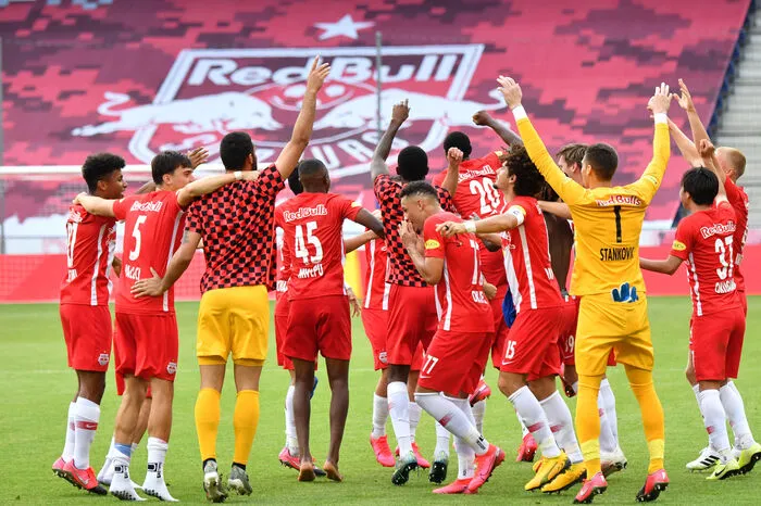Seit 2005 ist Red Bull auch im Fußball vertreten. Mit der Übernahme des SV Austria Salzburg und Umbenennung in den FC Red Bull Salzburg wurde eine neue Ära in Österreichs Fußball eingeläutet - seither gingen nur vier Meistertitel nicht in die Mozartstadt.