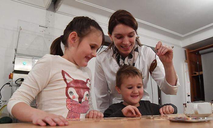 Hannah und Gregor mit Eveline Wild beim Schoko-Herstellen