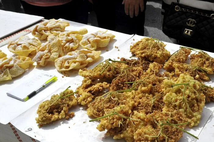 Die Mehlspeisen fanden großen Anklang, nach knapp zwei Stunden waren die Krapfen ausverkauft, danach gab es nur noch die frisch herausgebackenen