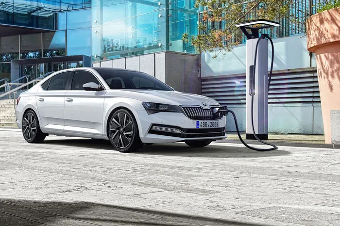 Die 13-kWh-Batterie ist für eine rein elektrische Reichweite von bis zu 55 Kilometern gut und lässt sich an haushaltsüblichen Steckdosen oder einer Wallbox mit einer Ladeleistung von 3,6 kW in 3,5 Stunden aufladen.