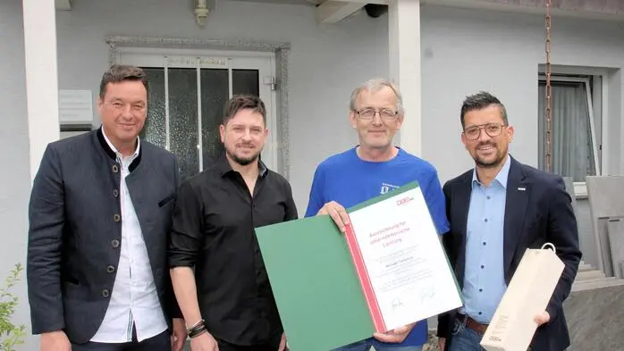 Michael Terschan (2. von rechts) feiert 25-jähriges Jubiläum im Steinmetzgewerbe