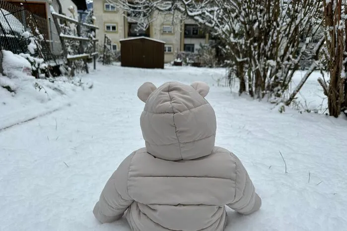 Die Kinder haben sich über den Schnee gefreut. Auch dieses kleine „Bärchen“ sitzt und staunt. 