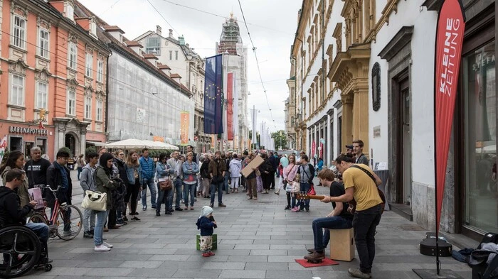 Sechs Bands spielten am heutigen Donnerstag auf den Innenstadt-Straßen von Graz um Erlöse für Steirer helfen Steirern zu erzielen.