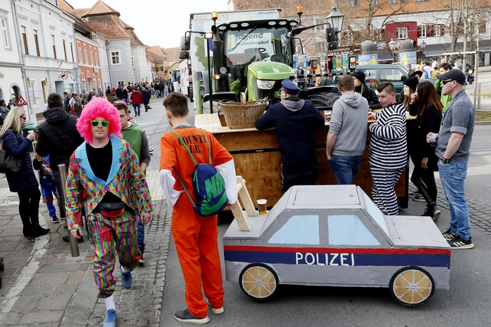 Seinen Höhenpunkt erreichte das Narrentreiben am Faschingdienstag.