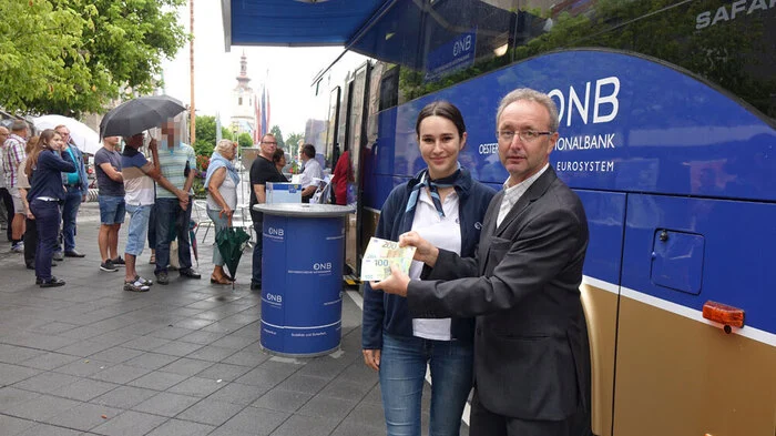 Iris Groissenberger und Valentin Schoier von der Österreichischen Nationalbank mit den neuen Euro-Scheinen