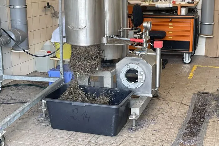 Immer 15 Kilogramm Lavendel werden auf einmal destilliert.