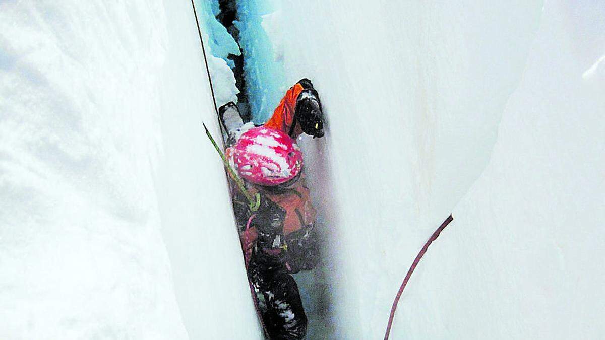 Der Spanier blieb an einer Schneebrücke in fünf Metern Tiefe stecken