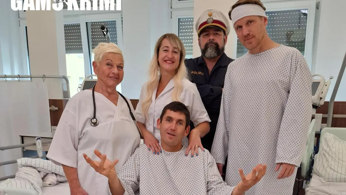 Oberärztin Jazz Gitti (l.) bei den Dreharbeiten zum neuen „Gamskrimi“ mit Andreas Ortner (r.), Franz Moser (2. v. r.)und Markus Perner (Mitte)