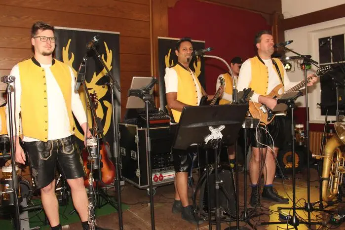 Nach dem Einzug der Kameraden und Kameradinnen sorgten die Musiker der „Jungen Weststeirer“ für beste Stimmung und rauchende Sohlen auf dem Tanzparkett.