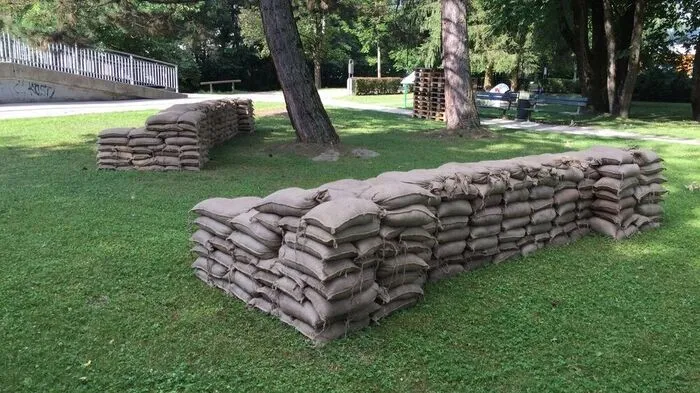 Sandsäcke auf Höhe Minimundus