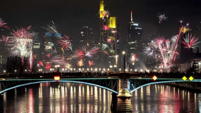 In Deutschland fand die größte Silvesterparty des Landes traditionell wieder in Berlin am Brandenburger Tor statt: Zu der Partymeile kamen Hunderttausende und bejubelten das enorme Feuerwerk, das den Nachthimmel über der Hauptstadt erleuchtete.