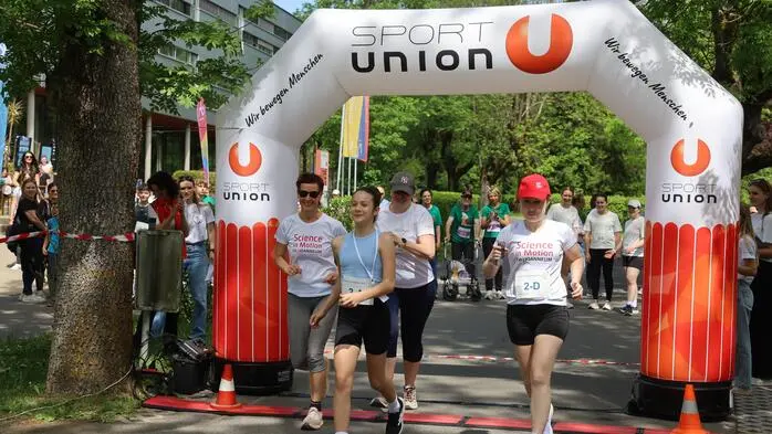 Der Kurpark von Bad Gleichenberg stand ganz im Zeichen der Wasserkrug-Challenge, bei der 35 Laufteams am Start standen