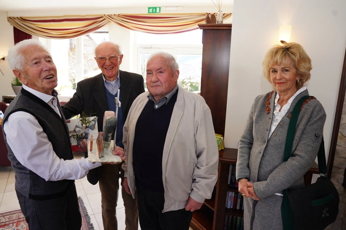 Othmar Schmid (Dritter von links), seines Zeichens Schmied, stellte sich mit der Miniaturausgabe des Gipfelkreuzes auf der Hohen Leier ein. Es gratulierten Werner Moser und Fremdenführerin Sigrid Gauster.