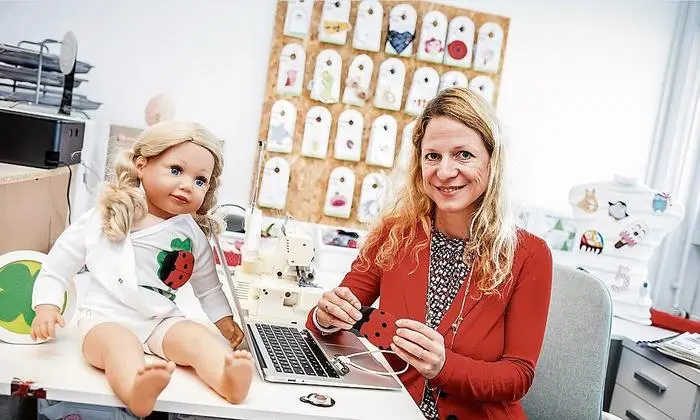 „Hörgerät“ der  anderen Art:  Schicho demons­triert den digitalen Käfer an einer  Puppe