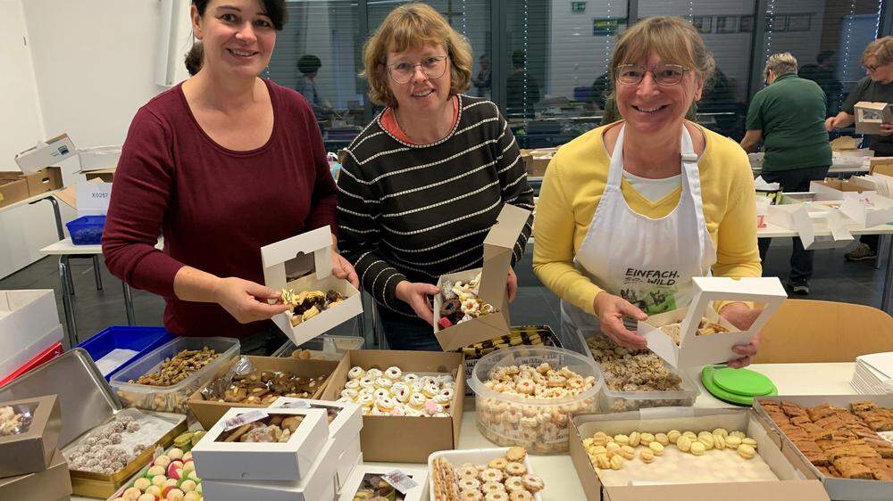 Die Bäuerinnen rund um Elisabeth Hörmann haben am Donnerstag die Kekse verpackt
