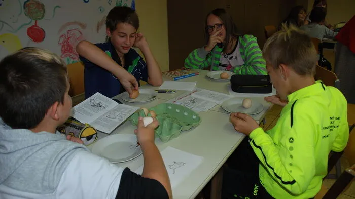 Physikalische Versuche, Hieroglyphen zeichnen, Länder entlang der Donau benennen, Witze erzählen oder Gedichte schreiben - bei 14 Stationen konnten die Schüler der NMS Krottendorf in den vergangenen Tagen ihr Leseverständnis unter Beweis stellen.
