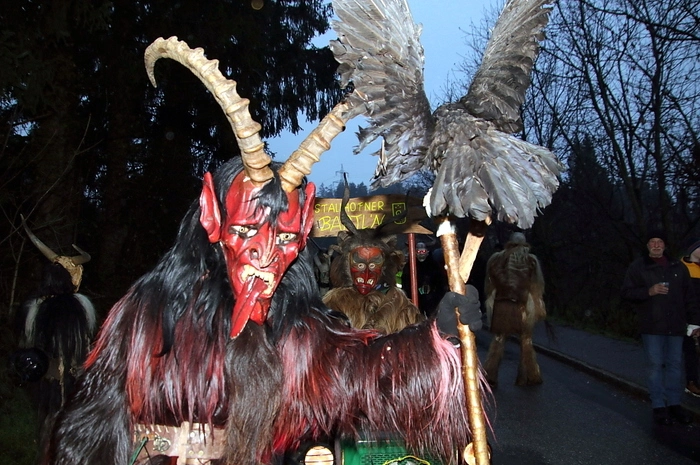 Der „Stallhofener Bartl“, weitum bekannt als besonders „wild“, haust das Jahr über mit seinen höllischen Gesellen in der Krampushöhle beim Nikolokreuz. Von dort wurden sie von den Nikoläusen zum Krampusumzug abgeholt. Gemeinsam mit 12 weiteren Gruppen und rund 200 Teilnehmern begeisterten sie wieder die zahlreichen Besucher unter ihnen auch Bürgermeister Franz Feirer.
