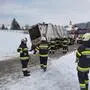 Der Müllwagen blieb im schneebedeckten Straßengraben hängen