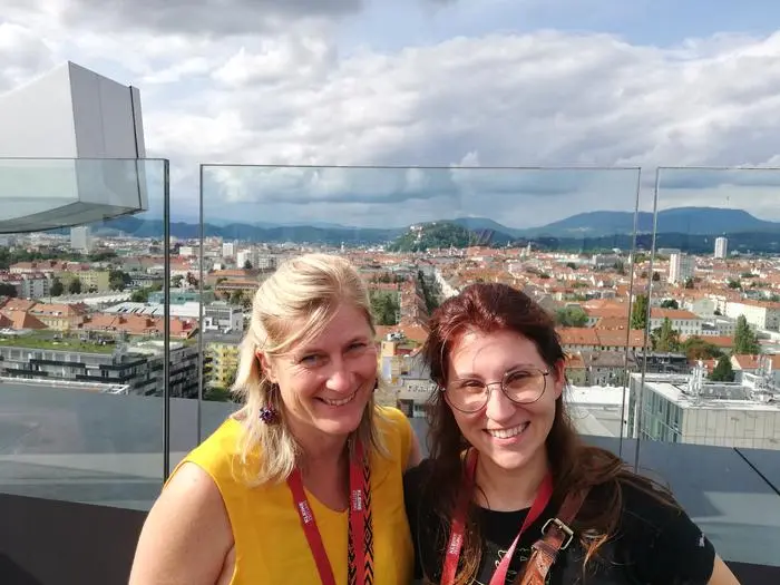 Kathrin Haar hingegen erlebte ihren schönsten Club-Moment bei einer der beliebten
Haustouren durch das moderne Styria Media Center in Graz. Verbunden mit einem
Mädelsausflug genoss sie gemeinsam mit ihrer Freundin den fantastischen Blick von
der Terrasse im 14. Stock über die Grazer Dachlandschaft. „Sehr empfehlenswert“, wie sie im Nachhinein resümierte.