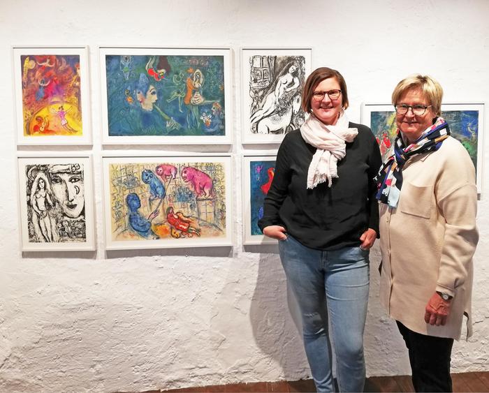 Julia Schuster und Erika Schuster in der Ausstellung