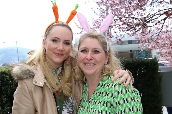 Die gefundenen Eier wurden wieder abgegeben, dafür gab es Geschenke. 300 niedliche Osterhasen aus Fell sowie 39.000 Stück Süßigkeiten wurden dafür von Silke Valeskini und Melanie Scherr mit ihren Teams verteilt.