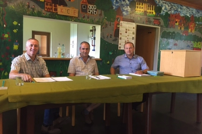 Die Wahlhelfer im Wahllokal in Hainsdorf-Brunnsee sind mit der Beteiligung bisher zufrieden, sie hoffen, dass mehr als 50 Prozent ihre Stimme abgeben.