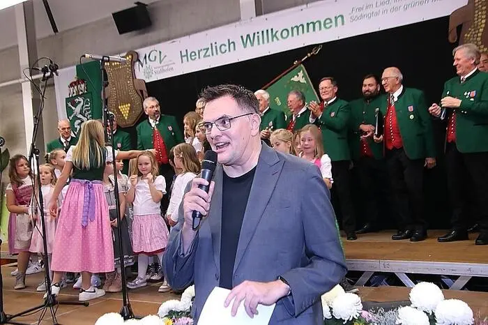 Durch das Programm führte Thomas Vollmann. Unter den Gästen waren auch die Bürgermeister Günter Jantscher  sowie der Bezirksobmann des Steirischen Sängerbundes Erwin Wutte. 