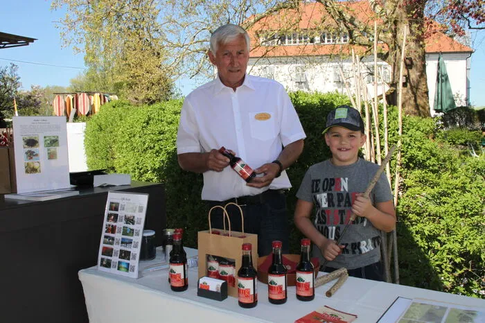 Einer der 31 Vulkanland-Meisterbetriebe ist "Holler Vulkan". Johann Neuhold entwickelte gemeinsam mit sechs Landwirten ein Fruchtsaftgetränk, das hauptsächlich aus Holunder besteht. Für die Kinder arbeitete er an "Holunder-Büchsen" - ein Spielzeug, das nur aus einem Ast und Papierkugeln besteht.