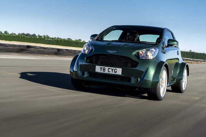 Rückblende ins Jahr 2011: Der Cygnet war der erste und bisher einzige Kleinstwagen von Aston Martin, der technisch auf dem Toyota IQ basierte aber bis unter die Dachkante mit feinsten Materialien ausstaffiert war.