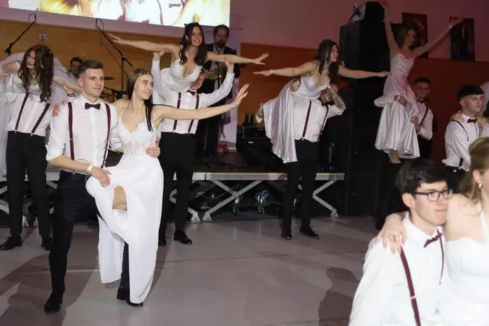 Mit zahlreichen Hebefiguren, perfekt einstudierten Tanzschritten und waghalsigen Saltos glänzten die Maturantinnen und Maturanten auf dem Tanzparkett