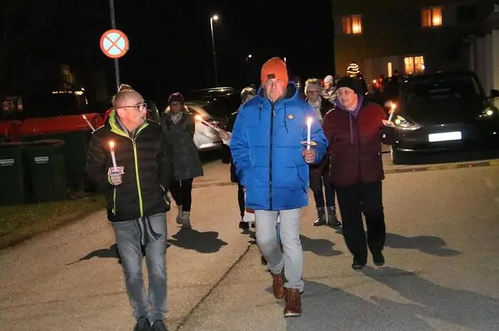Mehrere hundert Bärnbacherinnen und Bärnbacher, aber auch Gäste aus anderen Orten waren der Einladung der Stadtgemeinde gefolgt und machten sich auf die stimmungsvolle Wanderung durch die Stadt.